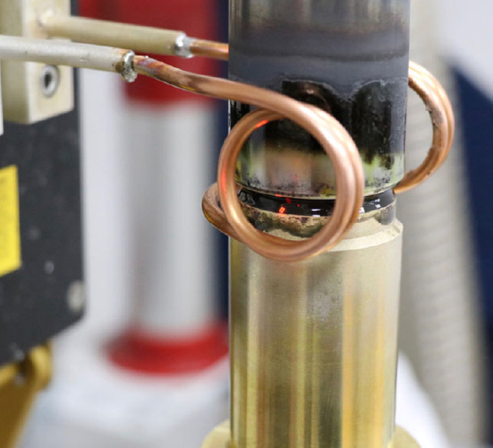 Brasage par induction Cylindre en acier inoxydable et piston en cuivre