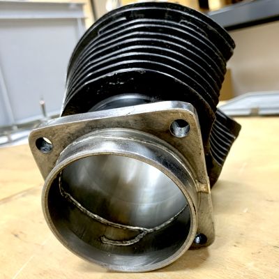 Vintage Motorrad-Zylinder mit Riss