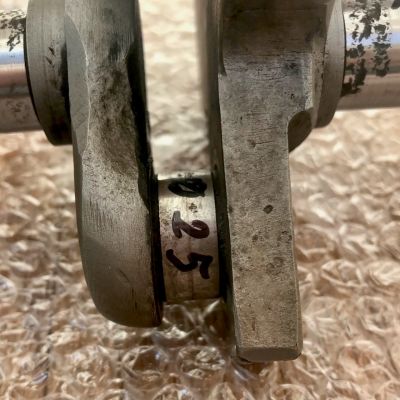 Kurbelwelle einer DKW E 300 mit eingelaufenem Kurbelzapfen und Lagerflächen